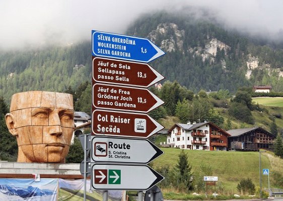 Nápisy jsou v celém údolí Val Gardena ve třech jazycích (italsky, německy, ladínsky)